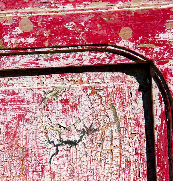 Paznokci brudne pozbawione farby w brązowe drzwi z drewna i zardzewiały yello — Zdjęcie stockowe