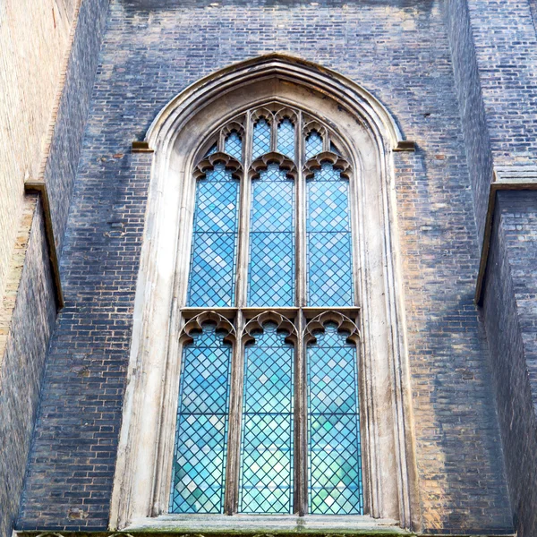 Viejo windon en Inglaterra Londres ladrillo y vidrio de la pared — Foto de Stock