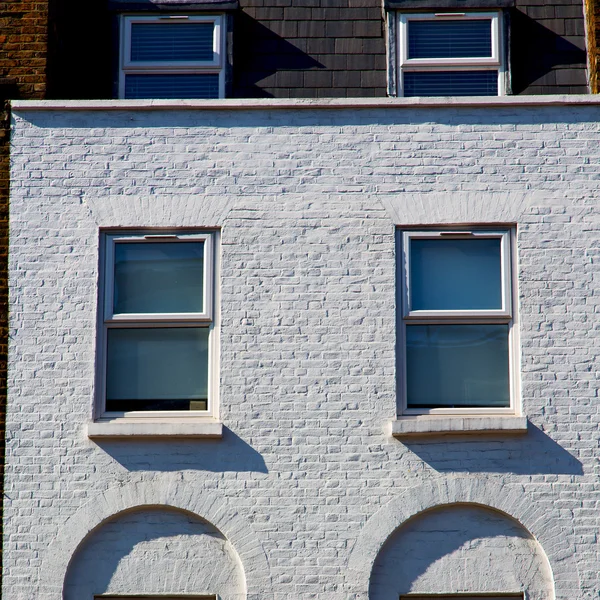 Öreg szél Angliában london tégla és üveg a fal — Stock Fotó