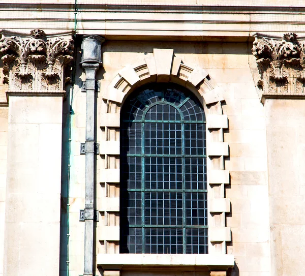 Old windon in england london brick and glass the wall — Stock Photo, Image