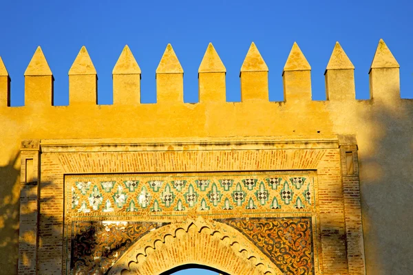 Arco de morocco en la vieja construcción cielo azul — Foto de Stock