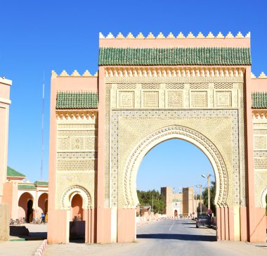 Fas kemer içinde Afrika eski yapılar sokak mavi gökyüzü