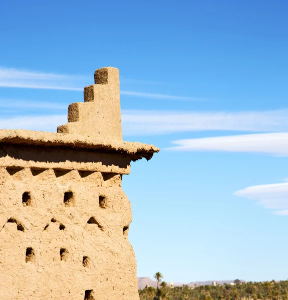 Vieja construcción marrón en África morocco y nubes cerca de la — Foto de Stock