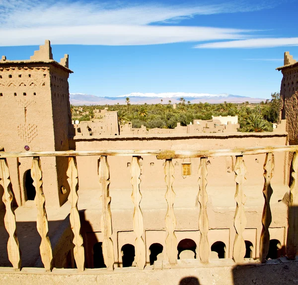 Construção velha marrom na áfrica morocco e nuvens perto do — Fotografia de Stock