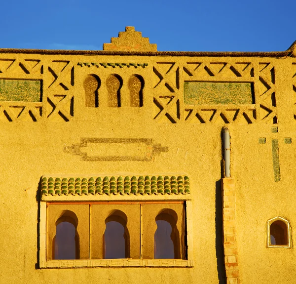 Alte braune konstruktion in afrika marokko und himmel in der nähe des turms — Stockfoto