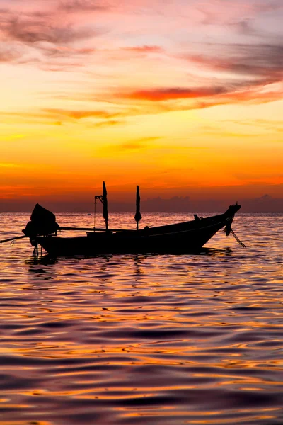 Sunrise båt och thailand kho tao s Sydkinesiska havet — Stockfoto