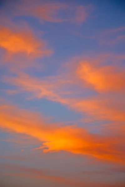 Le lever du soleil dans les nuages doux et le fond abstrait — Photo
