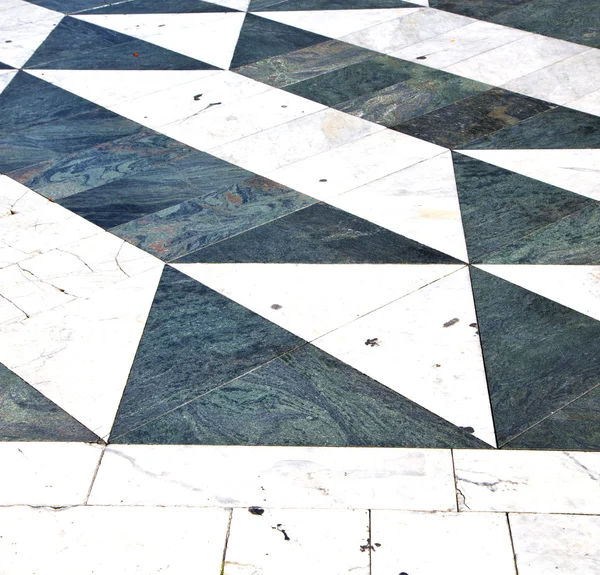Pavimentazione lombarda Italia di un curch e marmo — Foto Stock