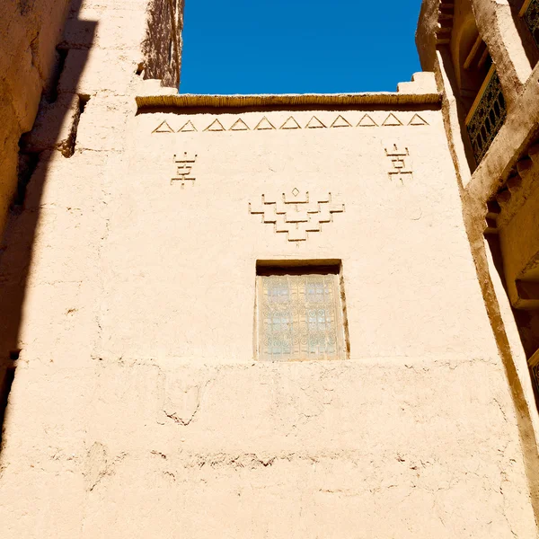 Fenêtre bleue en afrique marocaine vieille construction et mur brun c — Photo