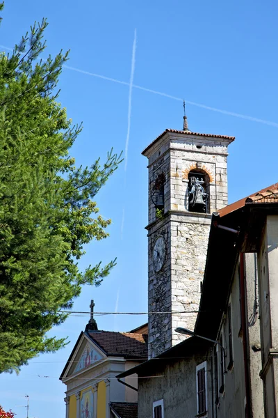 Dia ensolarado milan velho resumo em itália árvore sino — Fotografia de Stock