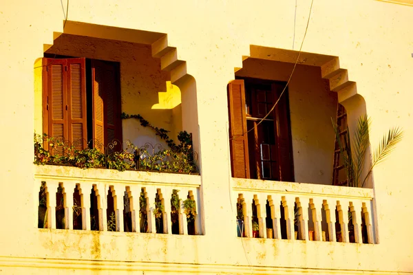 Gele venster in Marokko Afrika oude bouw — Stockfoto