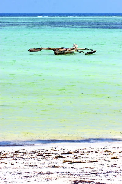 Playa en zanzíbar indio isla de arena cielo y vela — Foto de Stock