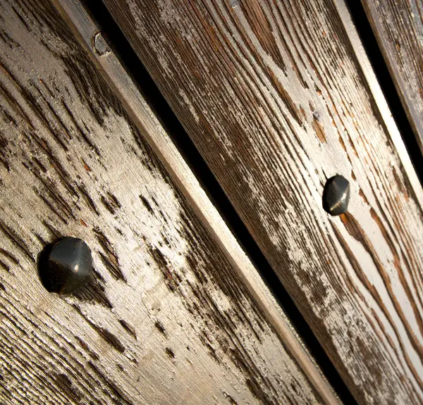 Cheglio frapper dans une porte curch fermé bois italie lombardie — Photo