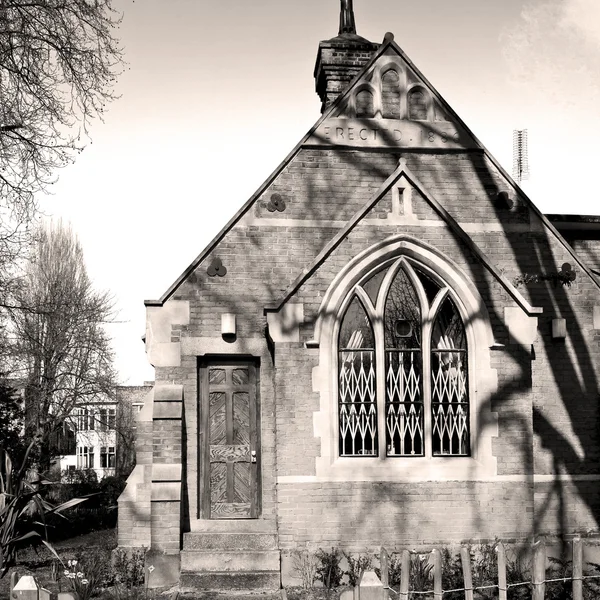 V Anglii hřbitov staré stavby Evropy a dějiny — Stock fotografie