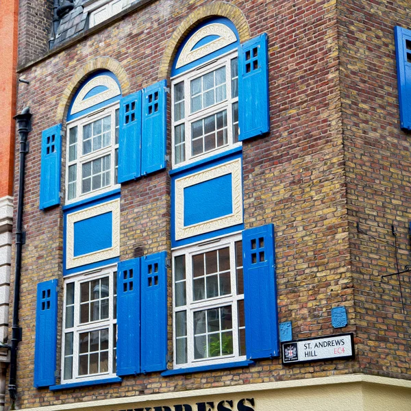 Старе вікно в Європі Лондонська стіна з червоної цегли та історик — стокове фото