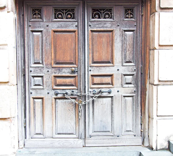 Дверь в Лондон, Англия старой постройки и перепланировки — стоковое фото