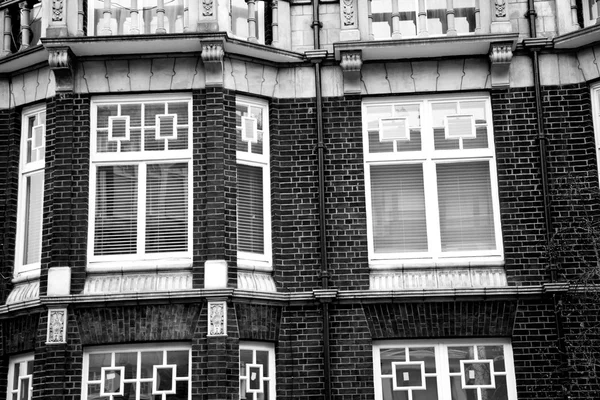 Okno v Evropě Londýn staré cihlové zdi a historické — Stock fotografie