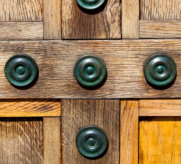 In london antique brown door  rusty  brass nail and light — Stock Photo, Image