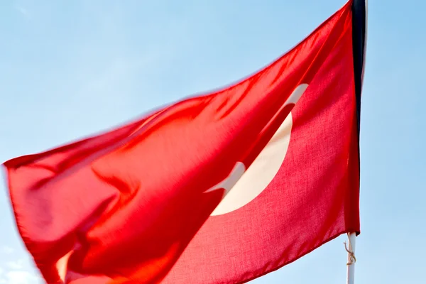 Tunisia ondeando la bandera en la onda de color del cielo azul —  Fotos de Stock