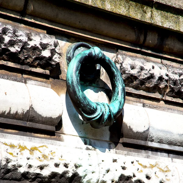 Punho azul em londres de concreto antigo prego de latão enferrujado e — Fotografia de Stock