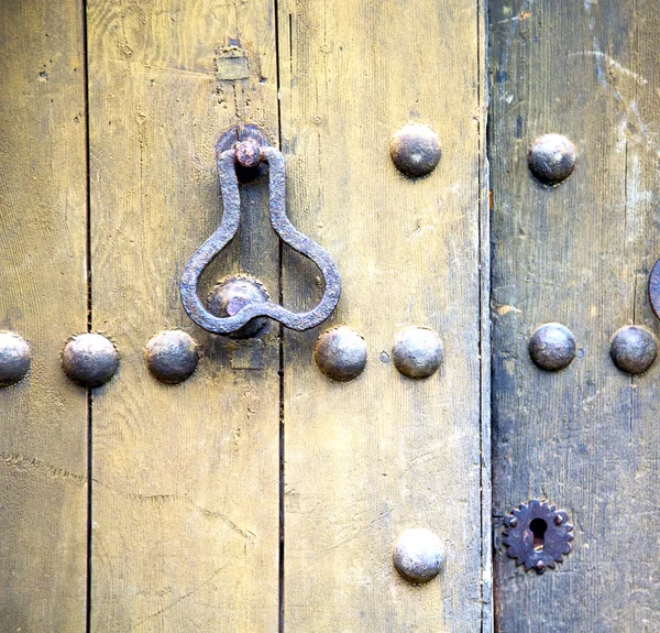 Brown  morocco in africa the old wood  facade home and rusty saf — Stock Photo, Image