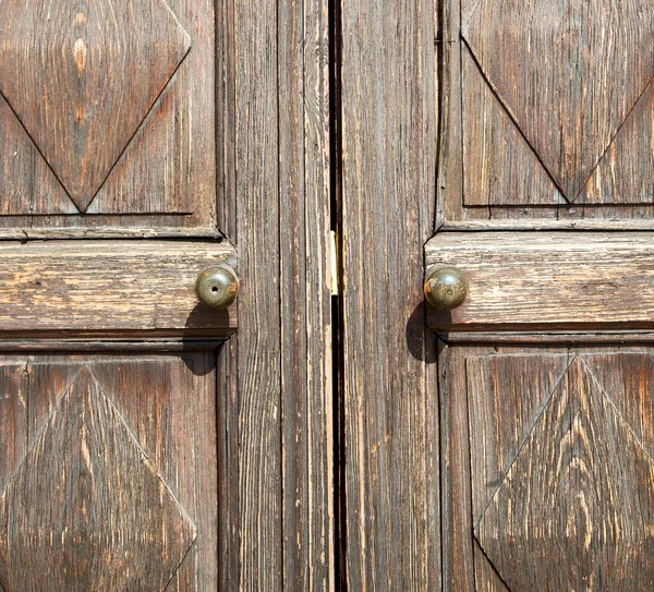 Pozbawione farby drzwi w ancian Włochy drewna i tradycyjne — Zdjęcie stockowe