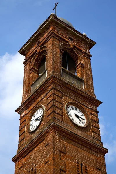Santo a y torre de la iglesia campana día soleado —  Fotos de Stock