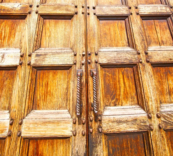 イタリア e ブラウン アンティーク木製古いドアの抽象的なテクスチャ — ストック写真