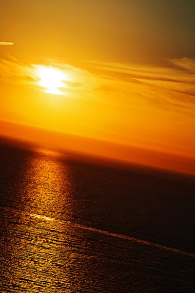 Em santorini grécia por do sol e o céu mediterrâneo mar vermelho — Fotografia de Stock