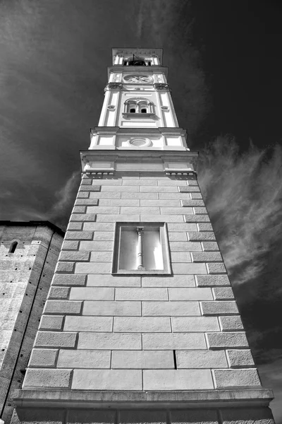 Torre del reloj monumento en italia Europa vieja piedra y campana — Foto de Stock