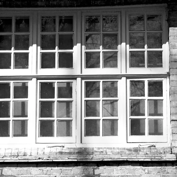 Velho windon em Inglaterra londres tijolo e vidro da parede — Fotografia de Stock