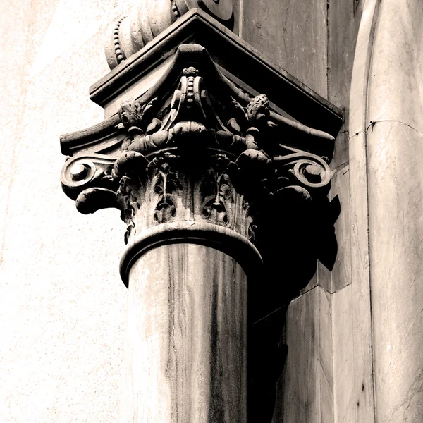 Αφηρημένη παλιά στήλη στη χώρα της Ευρώπης Ιταλία και μάρμαρο — Φωτογραφία Αρχείου