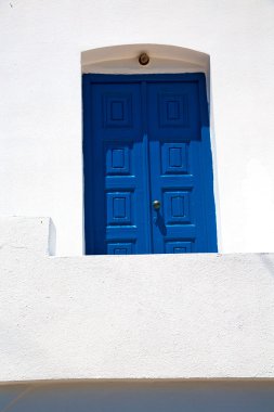 köy santorini beyaz Yunanistan duvarındaki mavi kapı