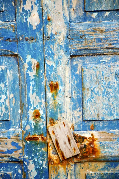 Dirty stripped paint in the  door and   nail — Stock Photo, Image