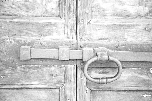 Європа старий в Італії антикварні Закрити двері коричневі та іржаві блокування c — стокове фото