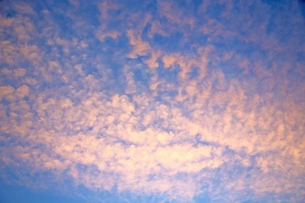 Схід сонця в небі білі м'які хмари фон — стокове фото