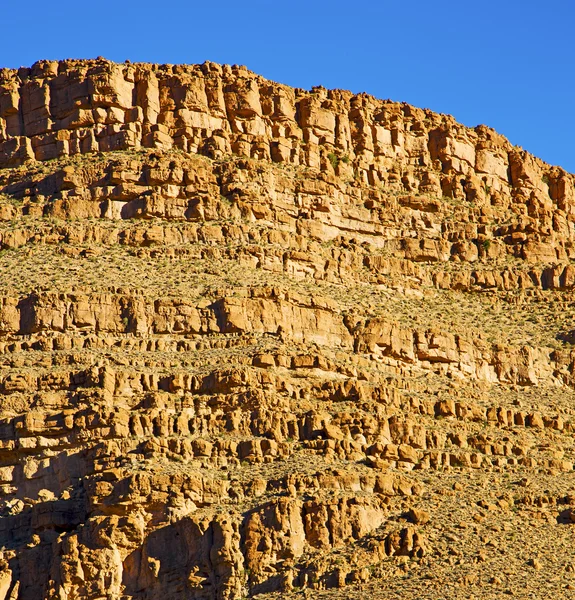 En Afrique marocaine l'atlas terrain de montagne sec colline isolée — Photo