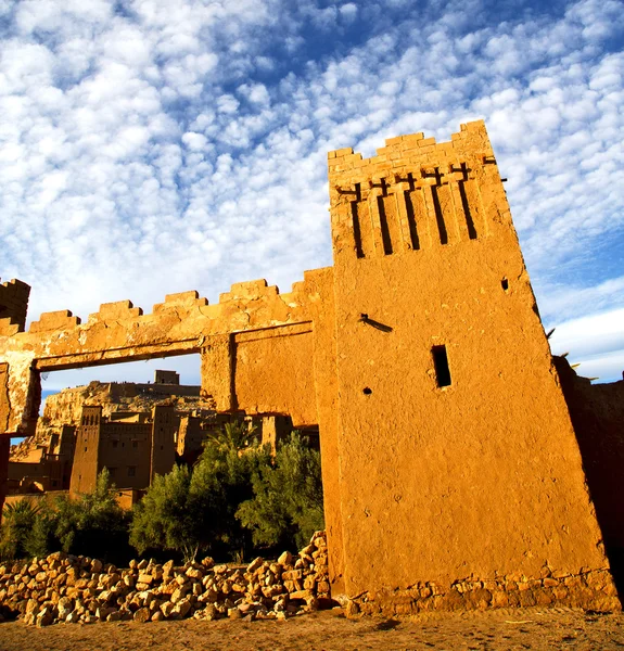 Afrika i histoycal maroc gamla konstruktion och blå molnet — Stockfoto