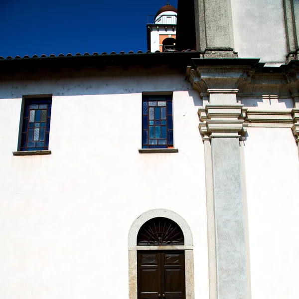 Old architecture in italy europe milan religion and sunlight — Stock Photo, Image