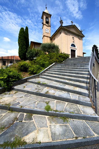 Iglesia jerago viejo cerrado ladrillo torre acera italia — Foto de Stock