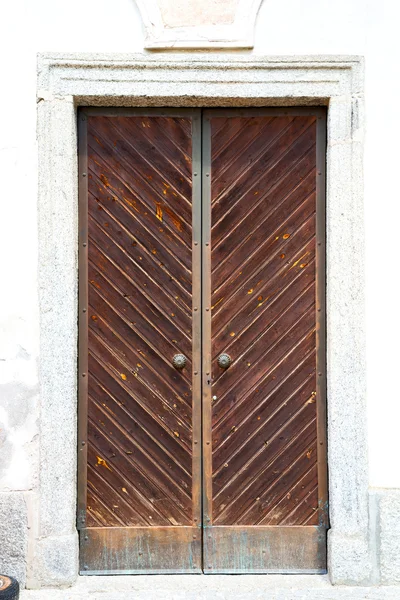 Dveře na stěnu v Itálii historické brány — Stock fotografie