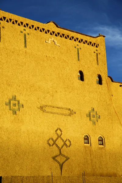 Old brown construction in africa morocco   sky  near the tower — Stock Photo, Image