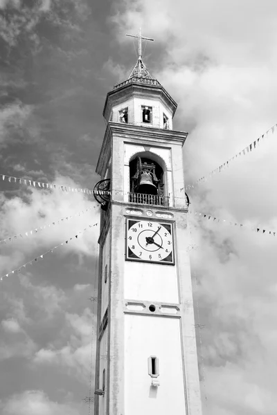 Antigua torre del reloj en italia Europa vieja piedra y campana — Foto de Stock