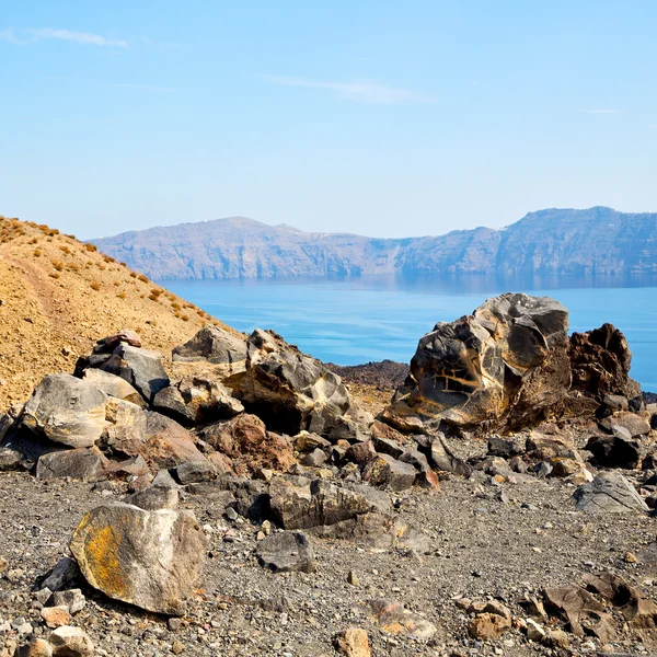 Vulkanische grond in Europa santorini Griekenland hemel en mediterrane s — Stockfoto