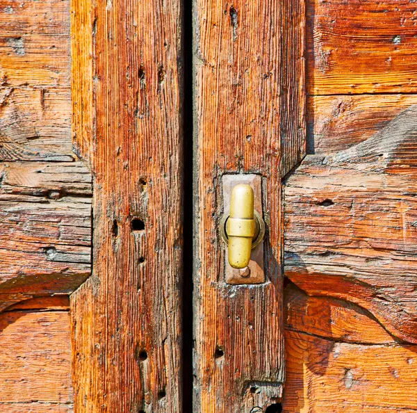 Evropa, staré v Itálii starožitný úzké hnědé dveře a starý zámek c — Stock fotografie
