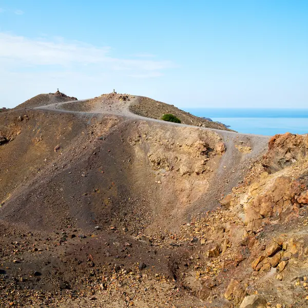 Vulkanische grond in Europa santorini Griekenland hemel en mediterrane s — Stockfoto