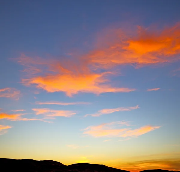 La salida del sol en las nubes suaves de montaña — Foto de Stock