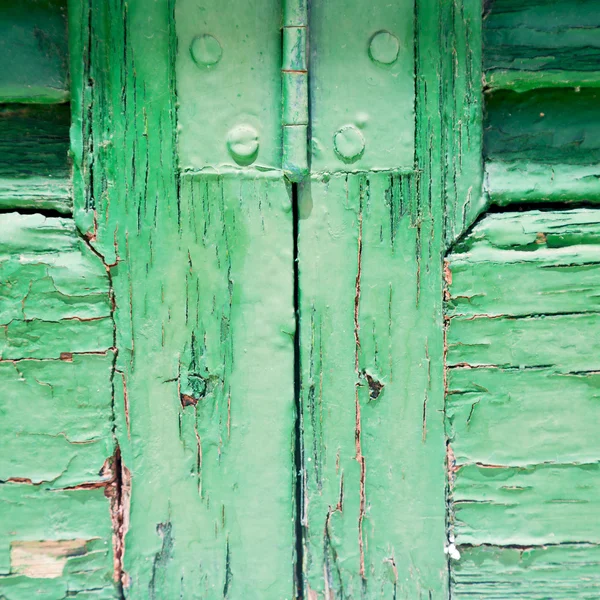 Nella vecchia parete una finestra incernierata legno verde e metallo arrugginito — Foto Stock