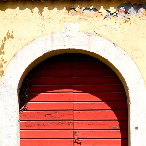 Vecchia porta in Italia antico legno antico e texture tradizionale — Foto Stock