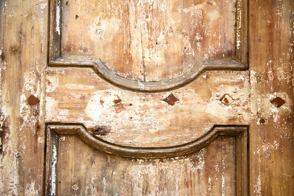 Tradiční dveře v hřebík — Stock fotografie